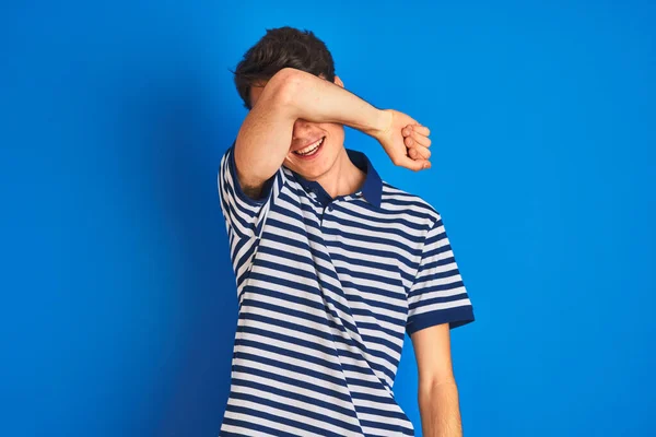 Tiener Jongen Draagt Casual Shirt Staan Blauw Geïsoleerde Achtergrond Bedekken — Stockfoto
