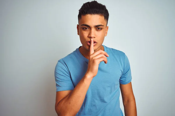 Jonge Braziliaanse Man Met Een Blauw Shirt Een Geïsoleerde Witte — Stockfoto