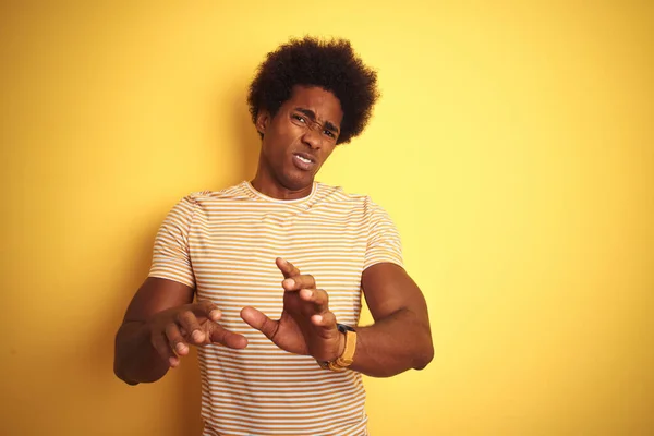 Amerikanischer Mann Mit Afro Haaren Und Gestreiftem Shirt Der Über — Stockfoto