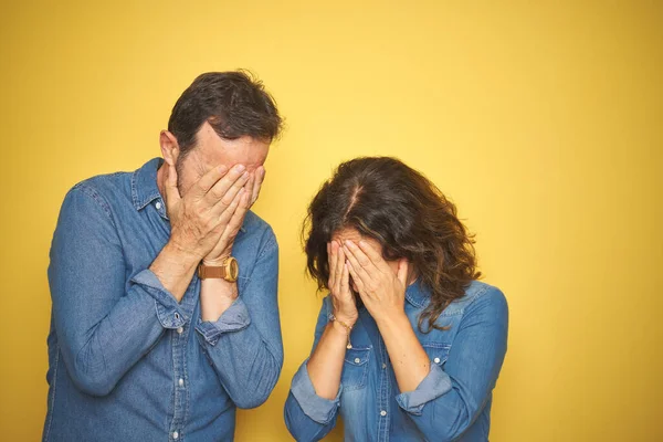 Bella Coppia Mezza Età Insieme Piedi Sfondo Giallo Isolato Con — Foto Stock