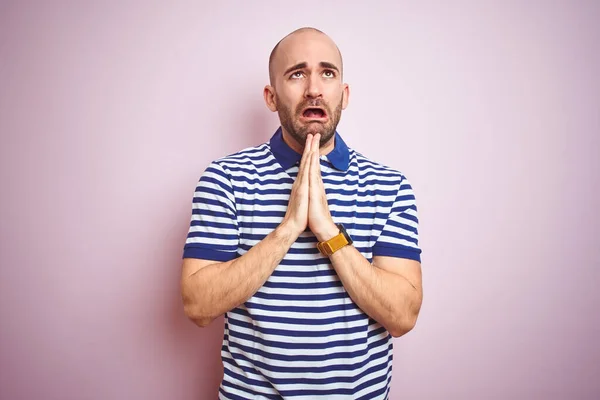 Young Bald Man Beard Wearing Casual Striped Blue Shirt Pink — 스톡 사진