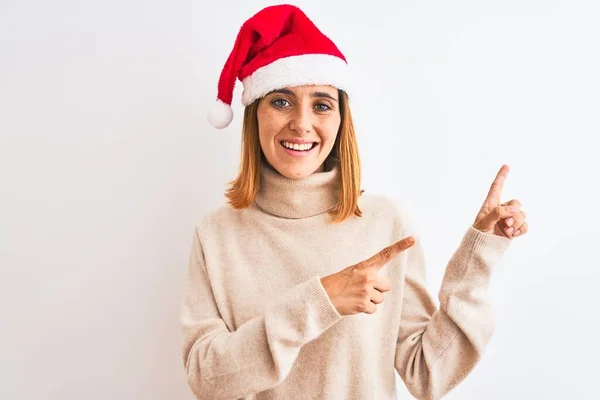 Hermosa Pelirroja Con Sombrero Navidad Sobre Fondo Aislado Sonriendo Mirando —  Fotos de Stock