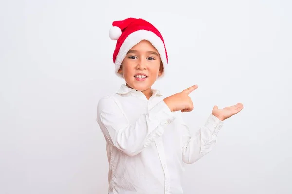 Hermoso Niño Con Sombrero Navidad Santa Pie Sobre Fondo Blanco —  Fotos de Stock