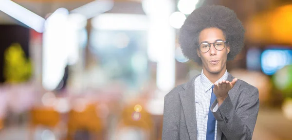 Młody Afroamerykanin Działalności Człowieka Afro Włosów Okularach Patrząc Kamery Buziak — Zdjęcie stockowe