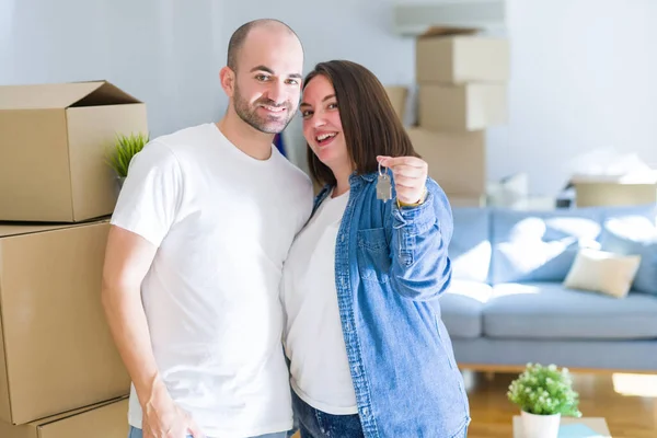 Pareja Joven Sonriendo Muy Feliz Mostrando Las Llaves Nuevo Hogar —  Fotos de Stock