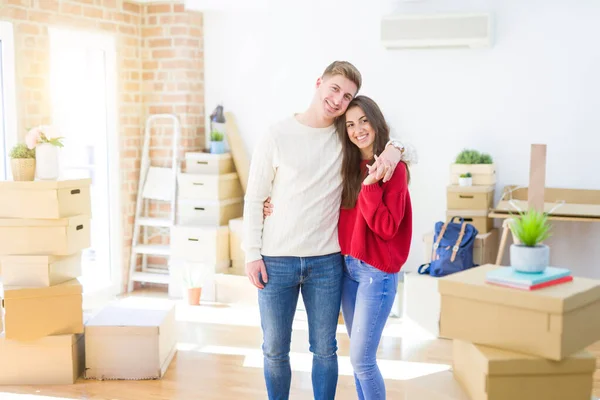 Vackra unga paret flyttar till ett nytt hem, stående på nya apa — Stockfoto