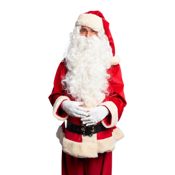 中年英俊男子 身穿圣诞老人服装 蓄着胡子 手牵手站在一起 手指交叉 笑容满面 心情愉快 成功与乐观 — 图库照片