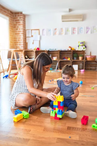 Joven Hermosa Maestra Niño Pequeño Jugando Con Bloques Construcción Juguete —  Fotos de Stock