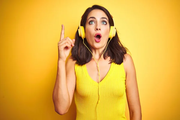 Jovem Mulher Bonita Ouvindo Música Usando Fones Ouvido Sobre Fundo — Fotografia de Stock