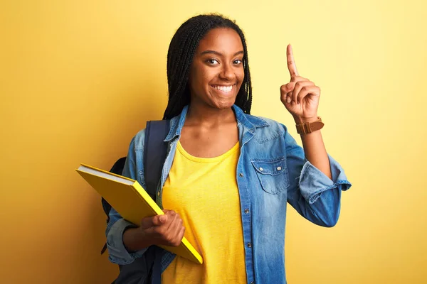 Mulher Estudante Afro Americana Vestindo Mochila Livro Sobre Fundo Amarelo — Fotografia de Stock