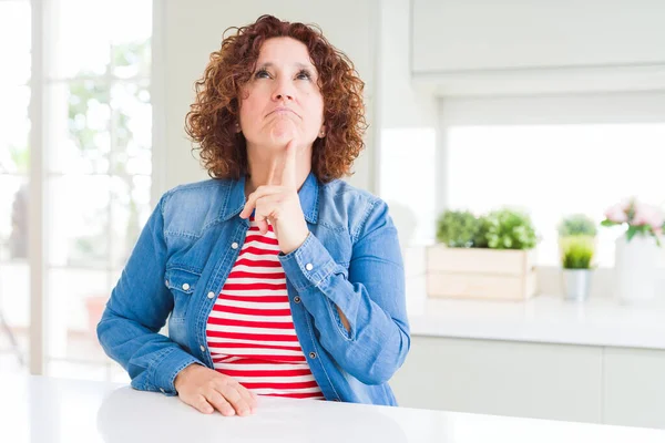 Mujer Mayor Mediana Edad Con Pelo Rizado Usando Chaqueta Mezclilla — Foto de Stock