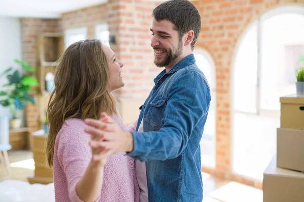 Karton kutular etrafında yeni daire hareket kutluyor genç çift dans