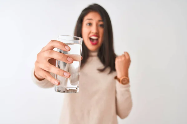 Junge Schöne Chinesin Hält Ein Glas Wasser Vor Isoliertem Weißen — Stockfoto