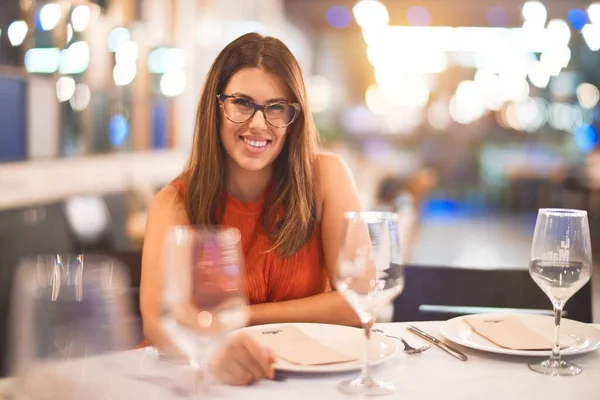 Joven Chica Hermosa Sonriendo Feliz Seguro Sentado Silla Restaurante Relajante — Foto de Stock