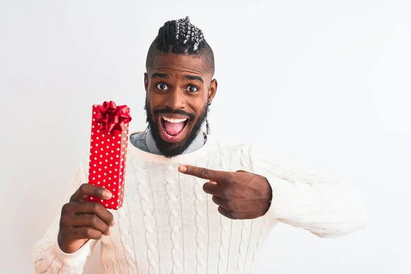 Africano Americano Homem Com Tranças Segurando Presente Natal Sobre Fundo — Fotografia de Stock