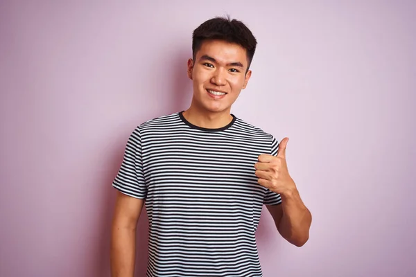 Junger Asiatischer Chinese Gestreiftem Shirt Der Vor Isoliertem Rosa Hintergrund — Stockfoto