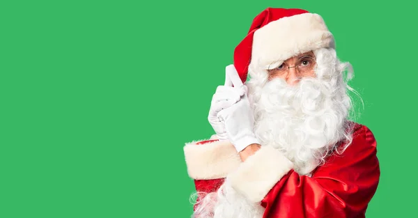 Orta Yaşlı Yakışıklı Adam Noel Baba Kostümü Sakal Takmış Elinde — Stok fotoğraf