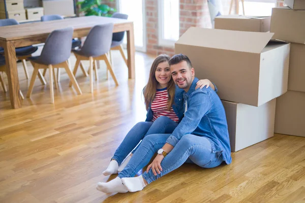 Junges schönes verliebtes Paar, das in ein neues Zuhause zieht, auf dem — Stockfoto