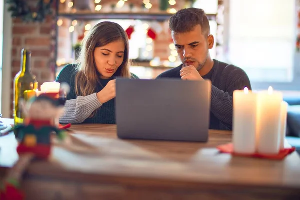 Junges Schönes Paar Das Mit Laptop Die Weihnachtsdekoration Hause Sitzt — Stockfoto