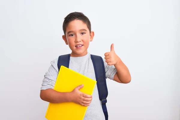 Menino Estudante Bonito Usando Mochila Segurando Livro Sobre Fundo Branco — Fotografia de Stock