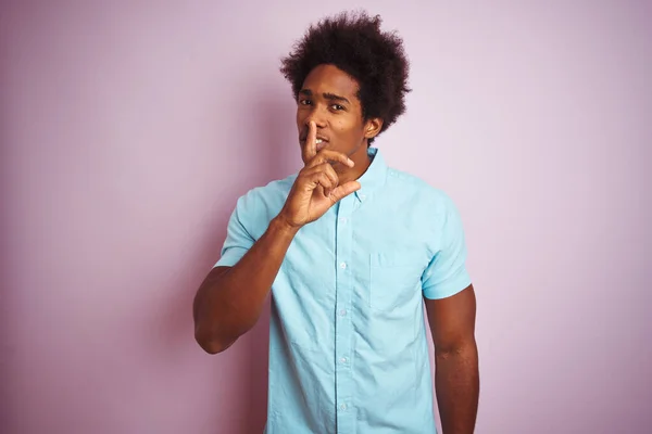 Joven Americano Con Pelo Afro Vistiendo Camisa Azul Pie Sobre —  Fotos de Stock