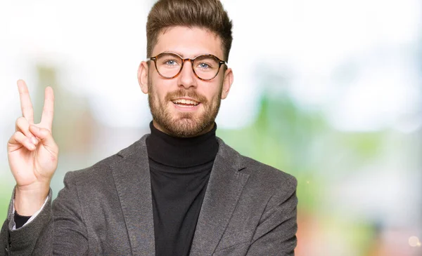 Joven Hombre Negocios Guapo Con Gafas Sonriendo Con Cara Feliz — Foto de Stock