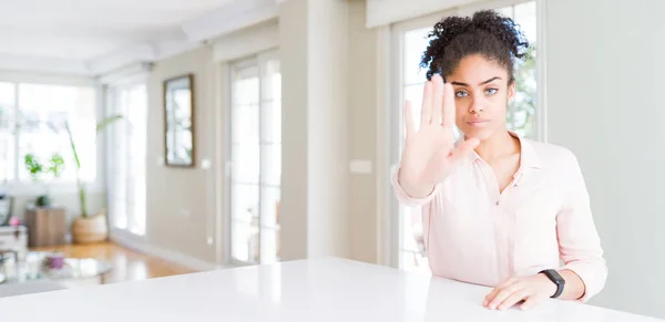 Amplio Ángulo Hermosa Mujer Afroamericana Con Pelo Afro Haciendo Dejar — Foto de Stock