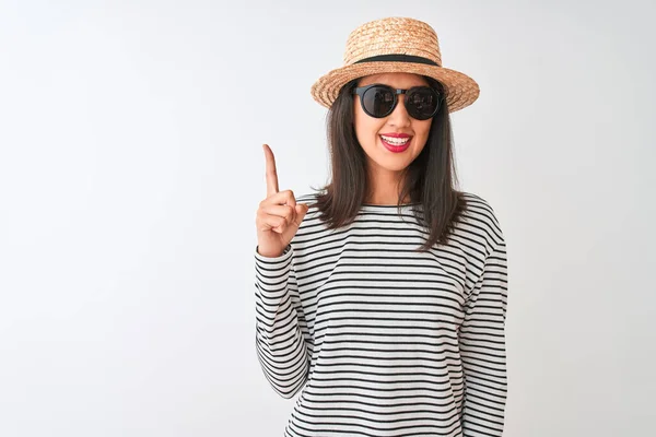 Kinesisk Kvinna Bär Randig Shirt Hatt Solglasögon Stående Över Isolerade — Stockfoto