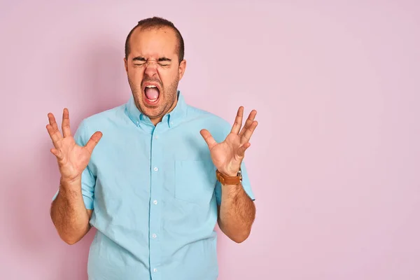 Junger Mann Blauem Lässigem Hemd Der Vor Isoliertem Rosafarbenem Hintergrund — Stockfoto