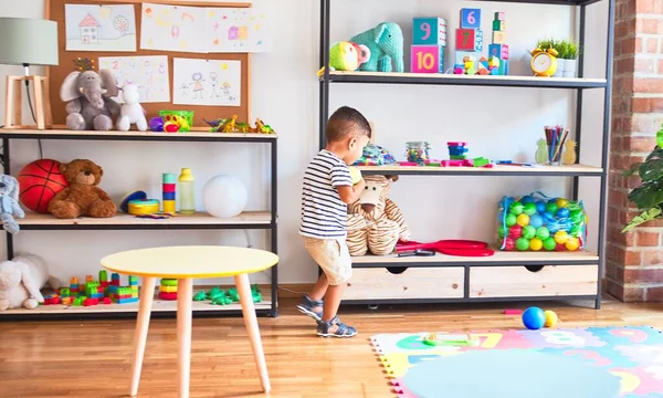 Anaokulunda renkli küçük toplarla oynayan güzel bir çocuk.