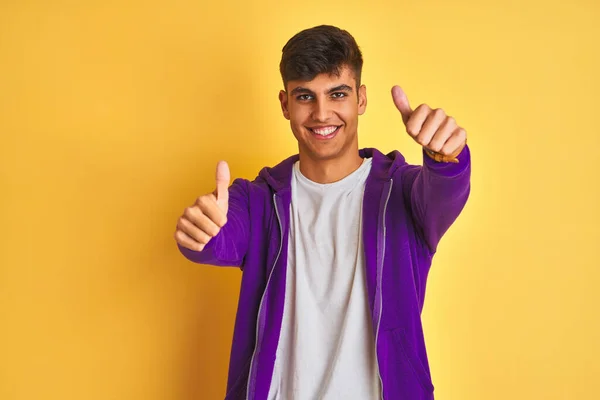 보라색 운동복을 위에서 손으로 긍정적 행동을 승인하는 인도의 남자가 웃으며 — 스톡 사진