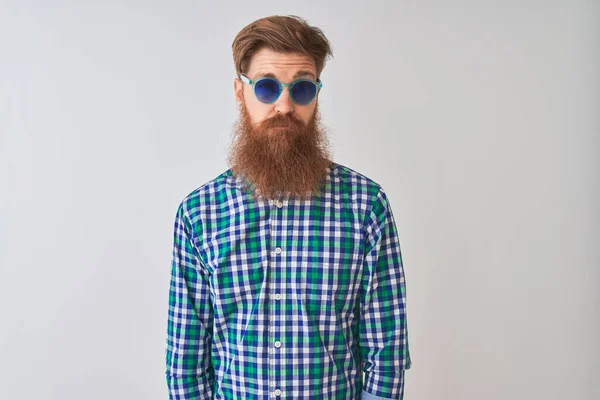 Jovem Irlandês Ruivo Vestindo Camisa Casual Óculos Sol Sobre Fundo — Fotografia de Stock