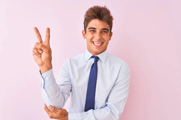 Jonge Knappe Zakenman Dragen Shirt Stropdas Staande Geïsoleerde Roze Achtergrond — Stockfoto