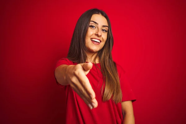 Mujer Hermosa Joven Con Camiseta Pie Sobre Fondo Rojo Aislado —  Fotos de Stock