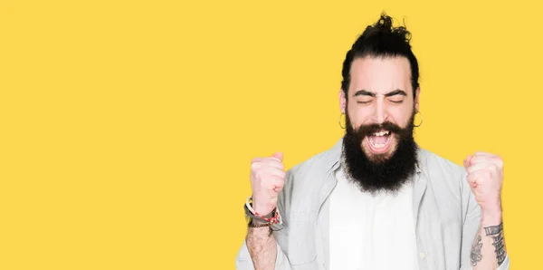 Jovem Com Cabelos Longos Barba Brincos Animados Para Sucesso Com — Fotografia de Stock