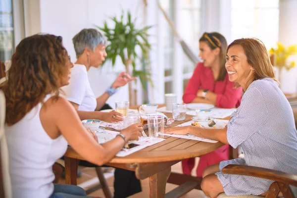 Jong Mooi Meisje Glimlachen Gelukkig Zelfverzekerd Zitten Dinking Kopje Koffie — Stockfoto