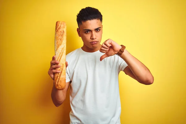 Ung Brasiliansk Bagare Man Håller Bröd Stående Över Isolerad Gul — Stockfoto