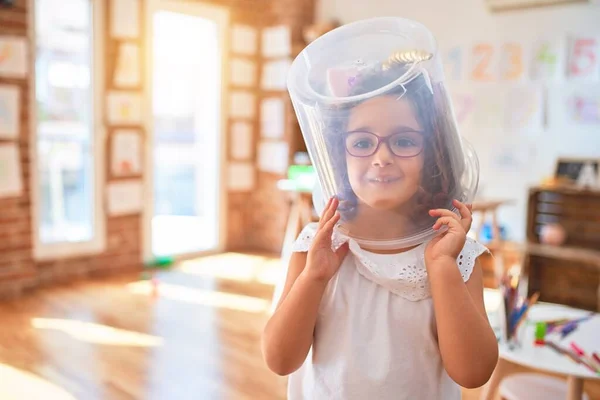 Όμορφο Νήπιο Φορώντας Γυαλιά Diadem Μονόκερος Και Πλαστικό Κύβο Στο — Φωτογραφία Αρχείου