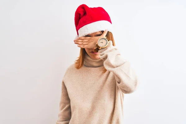 Красивая Рыжая Женщина Рождественской Шляпе Изолированном Фоне Закрывает Глаза Рукой — стоковое фото