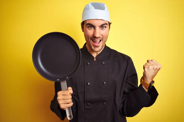 Joven Chef Con Uniforme Sombrero Sosteniendo Sartén Cocina Sobre Fondo — Foto de Stock