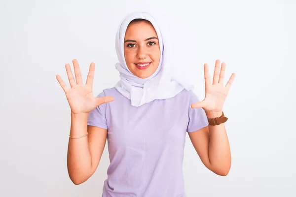 Ung Vacker Arabiskt Flicka Bär Hijab Stående Över Isolerad Vit — Stockfoto