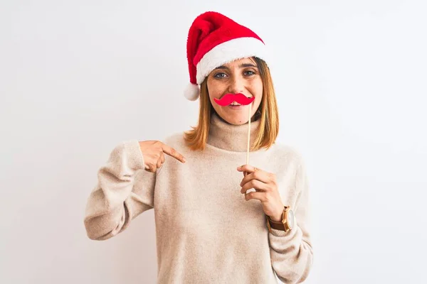 Mulher Ruiva Bonita Usando Chapéu Natal Vestindo Bigode Fingir Sobre — Fotografia de Stock