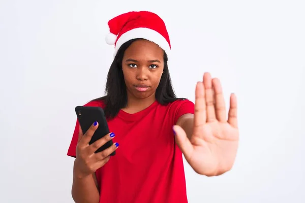 Jovem Afro Americana Vestindo Chapéu Natal Usando Smartphone Com Mão — Fotografia de Stock