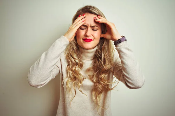 Mooie Vrouw Draagt Wintercoltrui Geïsoleerde Witte Achtergrond Die Lijdt Aan — Stockfoto