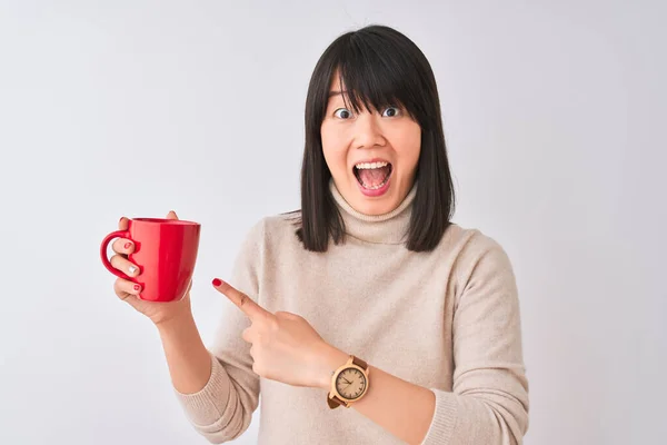 Ung Vacker Kinesisk Kvinna Dricker Röd Kopp Kaffe Över Isolerad — Stockfoto