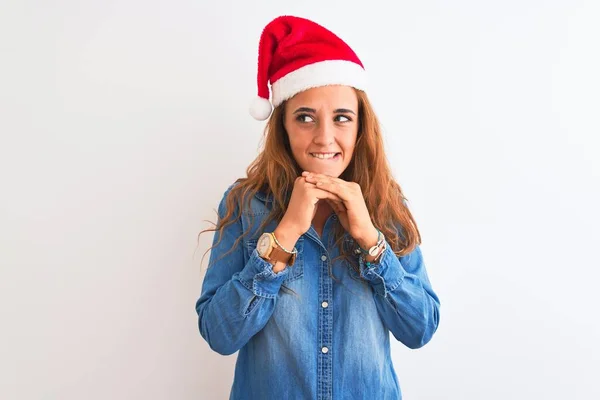 Jeune Belle Femme Rousse Portant Chapeau Noël Sur Fond Isolé — Photo