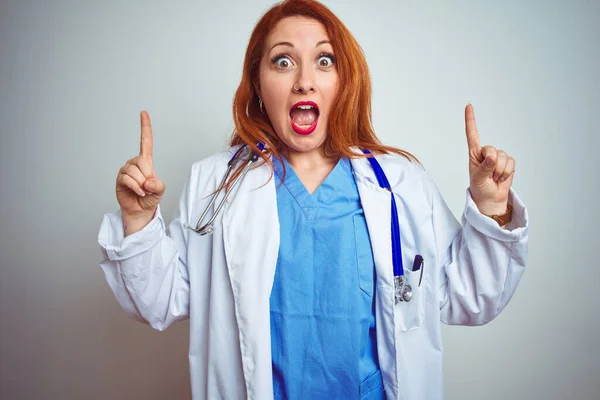 Jovem Mulher Médica Ruiva Usando Estetoscópio Sobre Fundo Isolado Branco — Fotografia de Stock