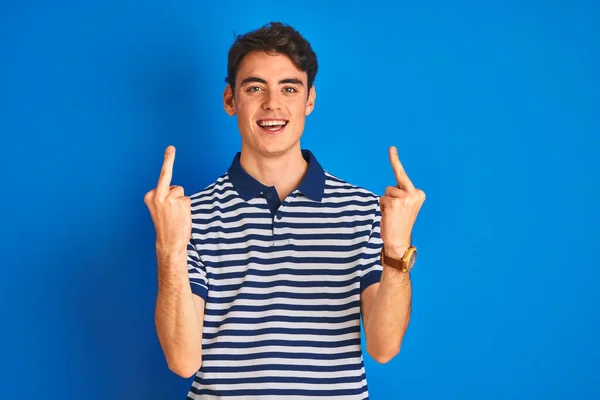 Adolescente Menino Vestindo Casual Shirt Sobre Azul Isolado Fundo Mostrando — Fotografia de Stock
