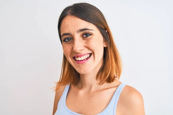 Mulher Ruiva Bonita Sobre Fundo Isolado Com Rosto Feliz Sorrindo — Fotografia de Stock