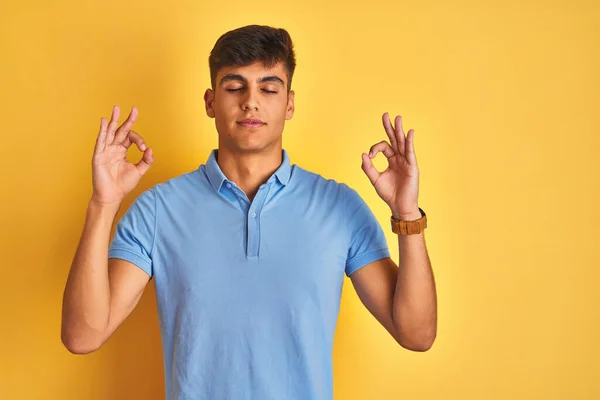 Junger Indischer Mann Blauem Polo Der Vor Isoliertem Gelben Hintergrund — Stockfoto